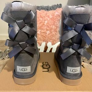 🆕 Uggs w/ Bailey Bow Il size: 7W Gray